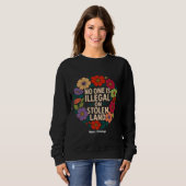 No One Is Illegal on Stolen Land Indigenous Pride スウェットシャツ (正面フル)