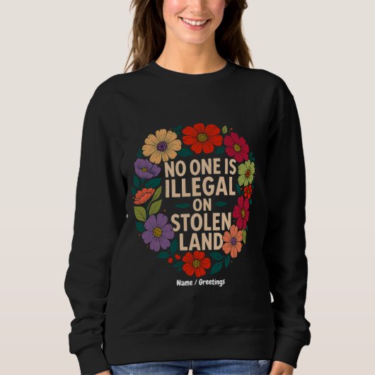 No One Is Illegal on Stolen Land Indigenous Pride スウェットシャツ (正面)