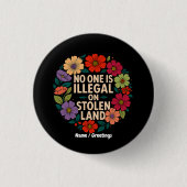 No One Is Illegal on Stolen Land Indigenous Pride 缶バッジ (正面)
