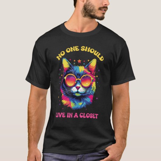 No One Should Live In A Closet LGBTQ Gay Pride Cat Tシャツ (正面)