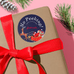No Peek Vintage Christmas Santa Sley ラウンドシール<br><div class="desc">クリスマスのシールの前にピークなし。魔法と祝フェスティバルの休日のシーズンと我々のクリスマスの休日のピークなしカスタムクリスマスのステッカー。彼のトナカイとソリの色彩の鮮やかかわいい美しい父クリスマスサンタハンドのイラストレーション、ダークブルーの空には雪とクリスマスツリーの小さな白い星が見える。このイラストレーションは伝統的クラシック色の青と緑にピンクの詳細のツイストモダン。オリジナルのアートワークbyキャロラインボンヌミュラー。</div>