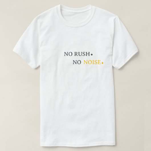 No Rush No Noise – Minimal Calm Typography Design Tシャツ (デザイン正面)