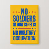 No Soldiers in Our Streets 缶バッジ (正面)