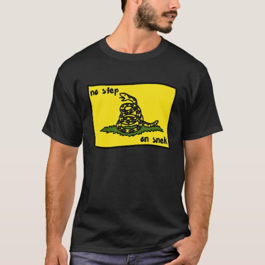 No Step Onスネクガッズデン国旗のミーム Tシャツ (正面)
