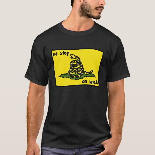 No Step On Snek Gadsden Flag Meme Tシャツ (正面)