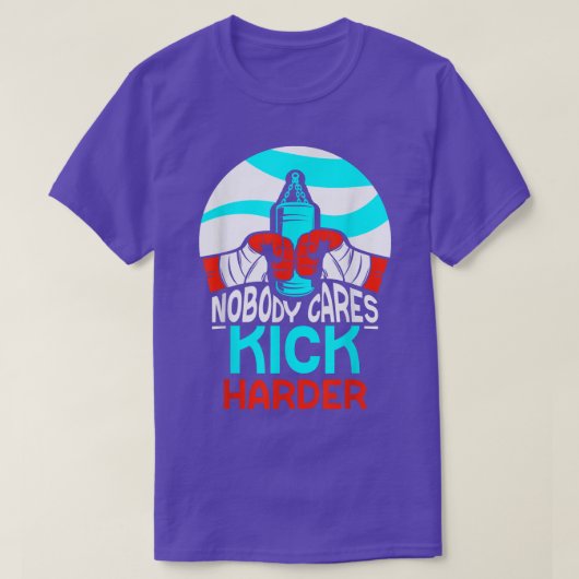 Nobody 気に Kick Harly Cute MotivementことわざT Tシャツ (デザイン正面)