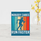 Nobody Cares Run Faster Funny Sarcastic Runner Quo カード (黄色い花)