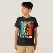Nobody Cares Run Faster Funny Sarcastic Runner Quo Tシャツ (正面フル)