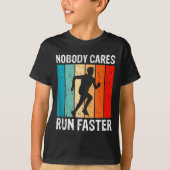 Nobody Cares Run Faster Funny Sarcastic Runner Quo Tシャツ (正面)