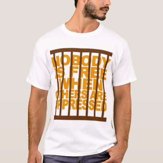 Nobody Is Freeシャツ – カラーとスタイルを選択 Tシャツ (正面)