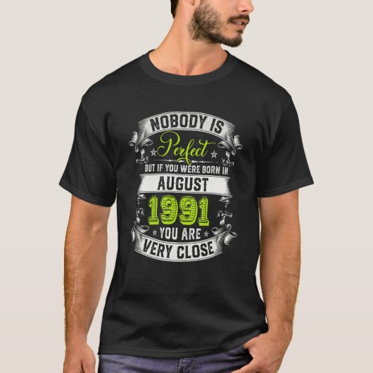 Nobody Is Perfect But If You Were Born In August 1 Tシャツ (正面)