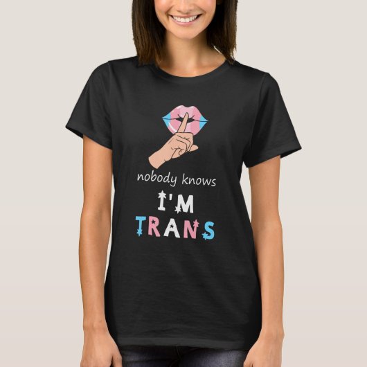 NOBODY KNOWS I M TRANS Rainbow LGBT Flag Gay Pride Tシャツ (正面)