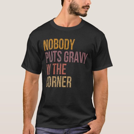 Nobody Puts Gravy In A Corner Funny Thanksgiving P Tシャツ (正面)