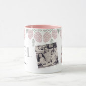 NOELピンクパインコーンホワイトクリスマスフォト マグカップ (中央)