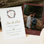 NOEL 素朴 Christmas Pine Winter Save the Date 招待状<br><div class="desc">この結婚式の日付を保存する水色の松と黄金のエレガントフォント。この招待は、あなたの素朴な冬やクリスマスのテーマに最適結婚である。簡単に写真とあなたの結婚ウェブサイトをバックに追加するパーソナルtouch。</div>