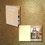 Noel a Paris no3フォイルカード 箔カード<br><div class="desc">明るいベージュとシルバーのノールカードに4つの異なるデザインセクションを搭載！一つはカード内のフルカラー印刷で、小さなヴィンテージレディはキャップとベージュの毛皮のコートを着ている。パリの席で満足。遠くにはエッフェルタワー！Joyeux Noelは「メリー・フランスのクリスマス」の為だ。2.カードの中には緑のパーチメントのような背景がある。写真やメッセージを追加できる。3.表正面：エッフェルタワーとフランスのクリスマスグリーティングJoyeux Noelはプレミアムクラフト紙タイプの銀箔で印刷されている。4.外側の背面：エッフェルタワーはクラフトの背景に銀箔で印刷！___________ Alma WadはCanva AIと協力してこの写真を作った。</div>