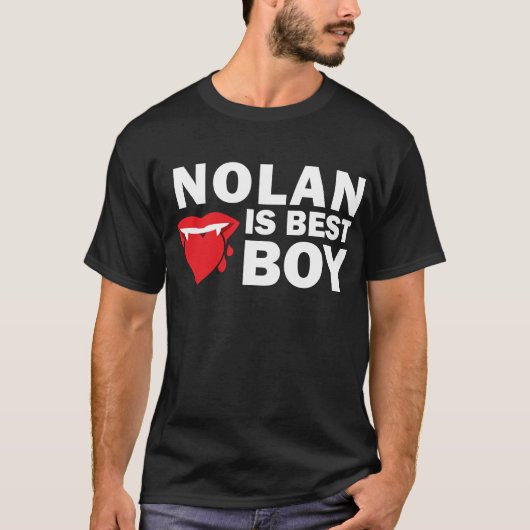 Nolanは最も最高のな男の子の暗闇のTシャツです Tシャツ (正面)
