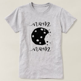 Nom Nom! かまれたクッキーのTシャツ Tシャツ