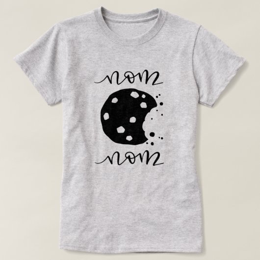 Nom Nom! かまれたクッキーのTシャツ Tシャツ (デザイン正面)