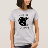 Nom Nom! かまれたクッキーのTシャツ Tシャツ (正面)