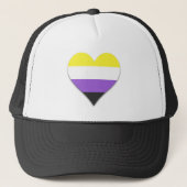 Non-binary pride heart Trucker Hat キャップ (正面)