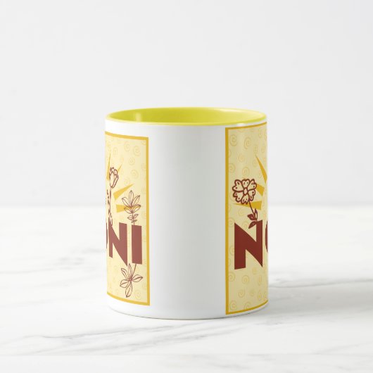 Noniの日が差すことの黄色のイタリアンな祖母のマグのコップ マグカップ (中央)