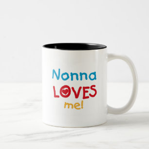 Nonna Loves Me Tシャツとギフト ツートーンマグカップ