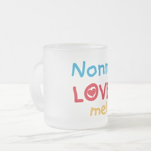 Nonna Loves Me Tシャツとギフト フロストグラスマグカップ (正面左)