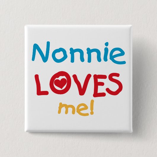 Nonnie Loves Me Tシャツとギフト 缶バッジ (正面)