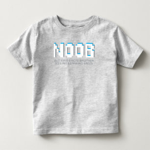 Noobは文字の若いゲーマーの兄弟のTシャツをpixelated トドラーTシャツ