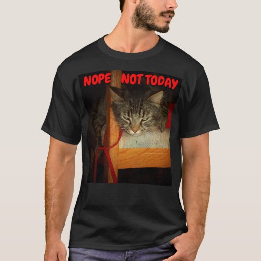 Nope今日不精な猫のミーム Tシャツ (正面)