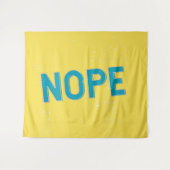 NOPE – 青動揺してと黄色のタイポグラフィ タペストリー (正面(横))