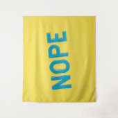 NOPE – 青動揺してと黄色のタイポグラフィ タペストリー (正面)