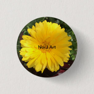 NorJの芸術による美しく黄色い花 缶バッジ