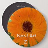 NorJ A著ボタンのデザインの美しいオレンジ花 缶バッジ (正面&裏面)