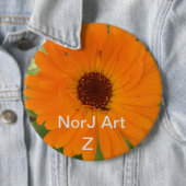 NorJ A著ボタンのデザインの美しいオレンジ花 缶バッジ (インサイチュ)