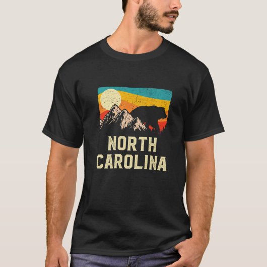 North Carolina Nature Wild Bear Retro Sunset Hikin Tシャツ (正面)