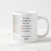 Northern Cardinal Psalm 145:14 KJV ジャンボコーヒーマグカップ (右)