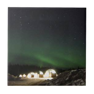 Northern Lightsの下のガラスイグルー タイル