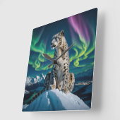 “Northern Sky Wanderer” – Snow Leopard Portrait スクエア壁時計 (傾斜)