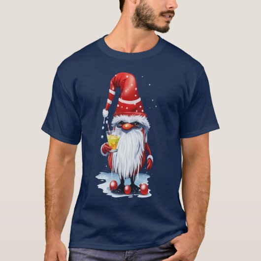 Norwegian Gnome Holding A Hot Toddy Tシャツ (正面)