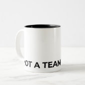 Not A Team Player Typographic Minimalist ツートーンマグカップ (正面左)