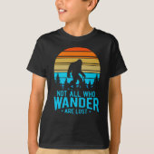 Not All Who Wander are Lost | Bigfoot Retro Design Tシャツ (正面)