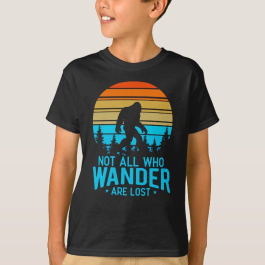 Not All Who Wander are Lost | Bigfoot Retro Design Tシャツ (正面)