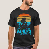 Not All Who Wander are Lost | Bigfoot Retro Design Tシャツ (正面)
