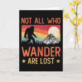 Not All Who Wander Are Lost Cool Bigfoot カード (黄色い花)