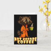Not Before Coffee-tee – Funny Morning Raccoon And  カード (黄色い花)