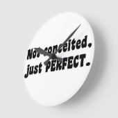 Not Conceited, Just Perfect ラウンド壁時計 (傾斜)