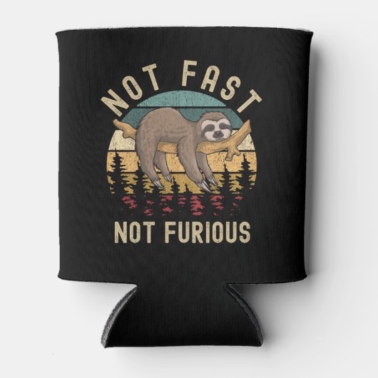 Not Fast Not Furious Funny Sloth Sleeping 缶クーラー (正面)