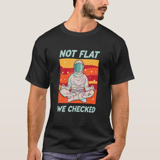 Not Flat我々はアンチフラットアース陰謀Tをチェック Tシャツ (正面)